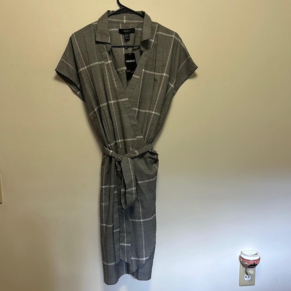 Forever 21 women’s wrap around dress size 3X black and white.